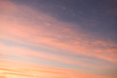 alacakaranlık gökyüzü üzerinde renkli bulut