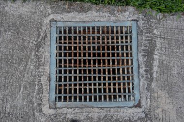 sokakta demir tel çubuk çubuk örgü su drenaj kapağı