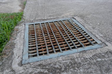 sokakta demir tel çubuk çubuk örgü su drenaj kapağı