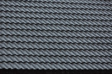 konut evin siyah çatı karo üzerinde yağmur fırtınası sağanak