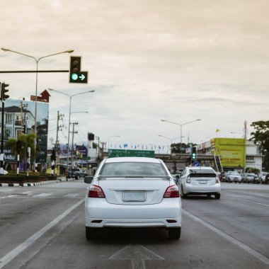 kentsel yolda sürücü araba