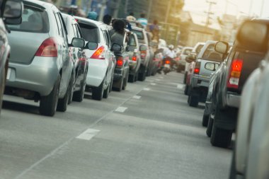 yoğun saat şehir hayatında trafik sıkışıklığı