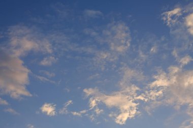 güzel açık mavi gökyüzü ile altın güneş ışığında kabarık bulut