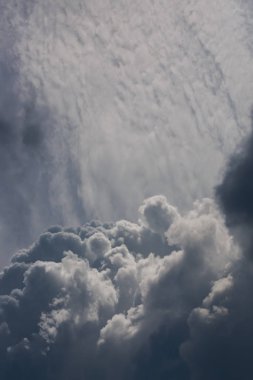 dramatik karamsar gökyüzünde karanlık şiddetli fırtına bulutu