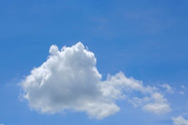 Açık mavi gökyüzünde beyaz bulut