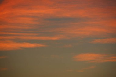 dramatik alacakaranlık gökyüzünde bulut un içinden parıldayan turuncu güneş ışığı