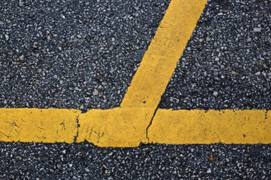 Yolda sarı çizgi işaretlemesi