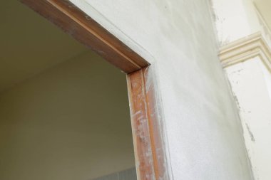 İnşaat sektöründe ahşap kapı çerçevesi