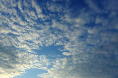 yukarıda gökyüzü bulut