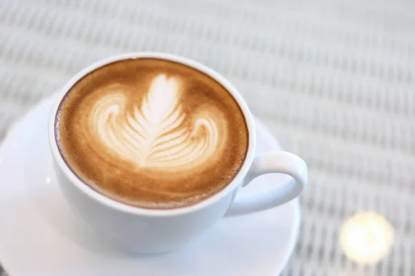 Латте в форме сердца искусство горячего кофе напиток вкусный — стоковое фото