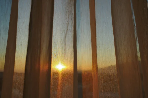 Lumière du soleil à travers le rideau blanc intérieur de la fenêtre — Photo