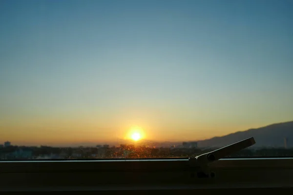 阳光透过窗户与日落天空外景 — 图库照片