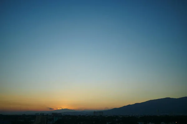 Matahari terbenam langit dramatis di langit kota — Stok Foto