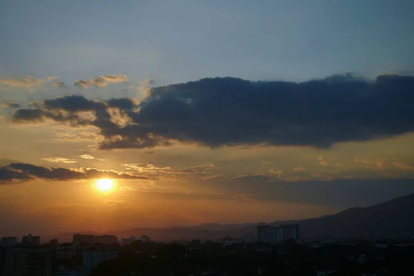 Belo céu pôr do sol dramático acima do horizonte da cidade — Fotografia de Stock