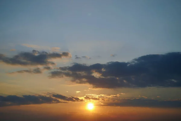 Красивый солнечный свет на закате неба — стоковое фото