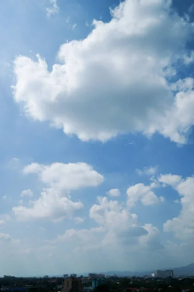 Nuvem branca no céu azul claro acima do horizonte da cidade — Fotografia de Stock