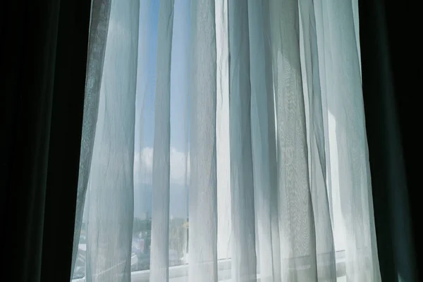 Pencerede beyaz perde — Stok fotoğraf