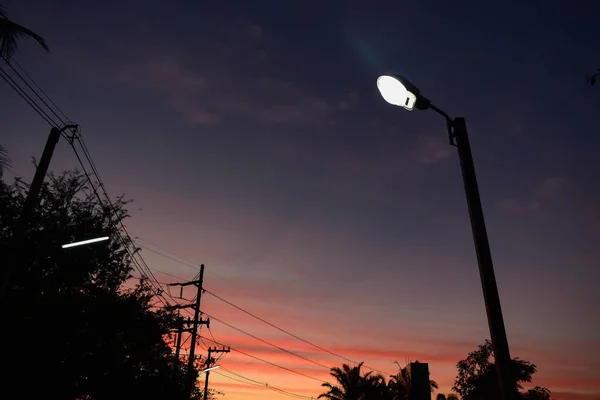 Φως του δρόμου το βράδυ με το σούρουπο φόντο του ουρανού — Φωτογραφία Αρχείου