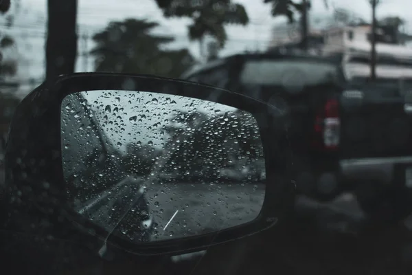 Samochód jazdy na drodze z burzą deszczowy dzień — Zdjęcie stockowe