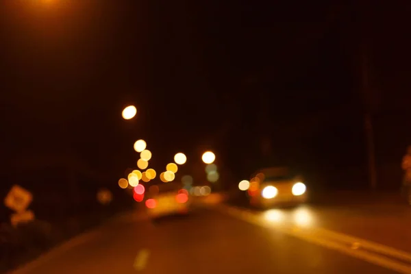 Светофор при движении автомобиля по городской ночной дороге — стоковое фото