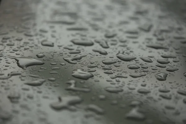 Gotas de lluvia en el coche con revestimiento de vidrio piel de protección — Foto de Stock