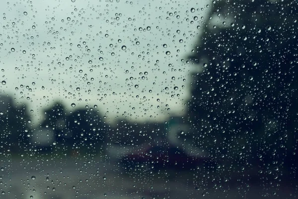 Падає дощ води на скляне вікно — стокове фото