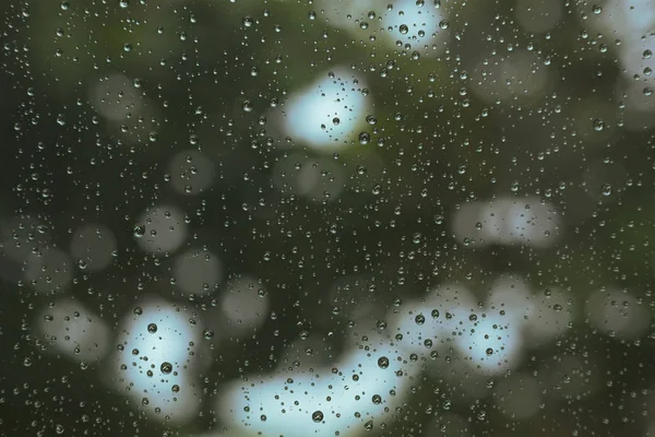 Goccia di pioggia d'acqua sulla finestra di vetro — Foto Stock