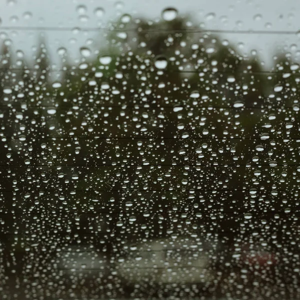 Goccia di pioggia d'acqua sulla macchina finestra — Foto Stock