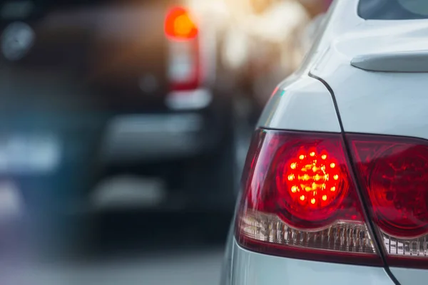 Luz trasera roja freno del coche de parada en el atasco de tráfico por carretera — Foto de Stock