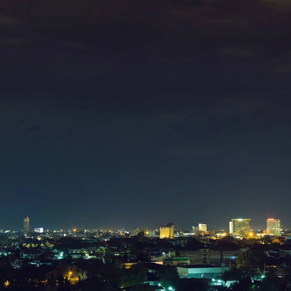Ландшафтный город ночью с драматическим мрачным темным небом — стоковое фото