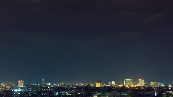 Paisagem cidade noite com dramático céu escuro mal-humorado — Fotografia de Stock