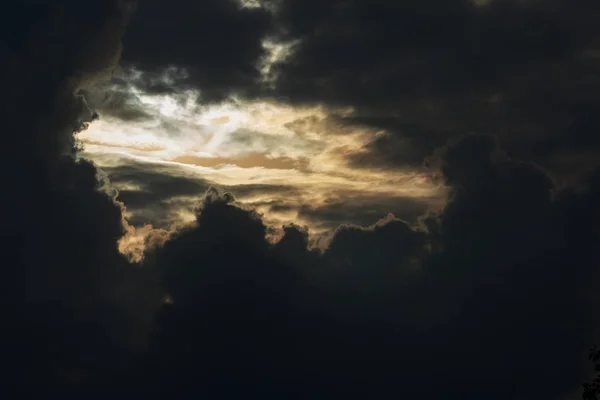 Cielo luz en el cielo dramático con nube oscura — Foto de Stock