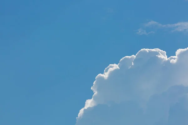 Awan halus di atas langit biru yang cerah — Stok Foto
