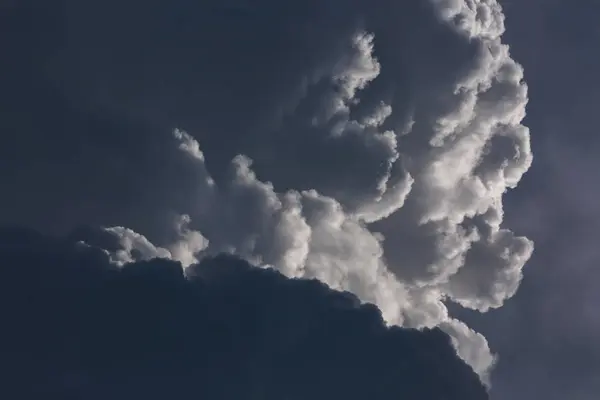 Ciemny ciężki obłok burza na dramatycznym nastrojowym niebie — Zdjęcie stockowe