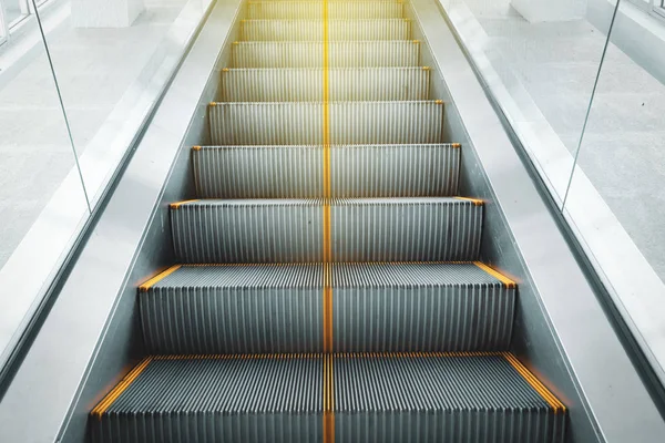 Escaleras mecánicas en el moderno edificio de negocios —  Fotos de Stock