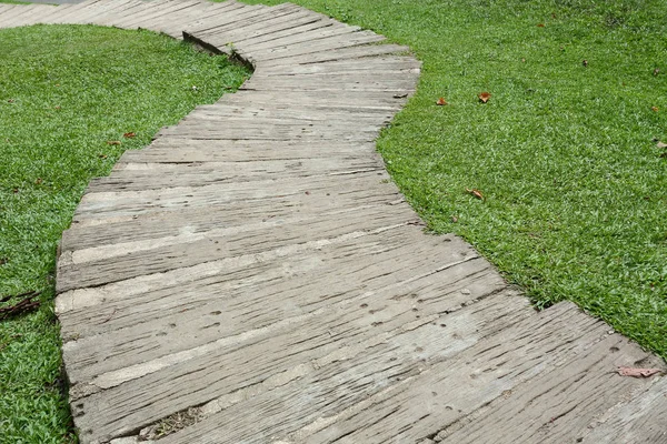 Garden path walkway on green grass turf — Stock Photo, Image