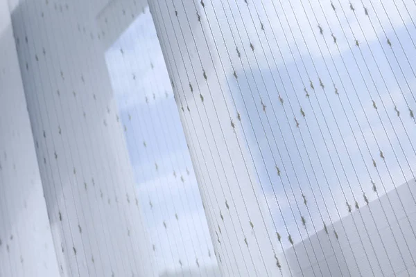 Cortina cortinas brancas penduradas na janela — Fotografia de Stock