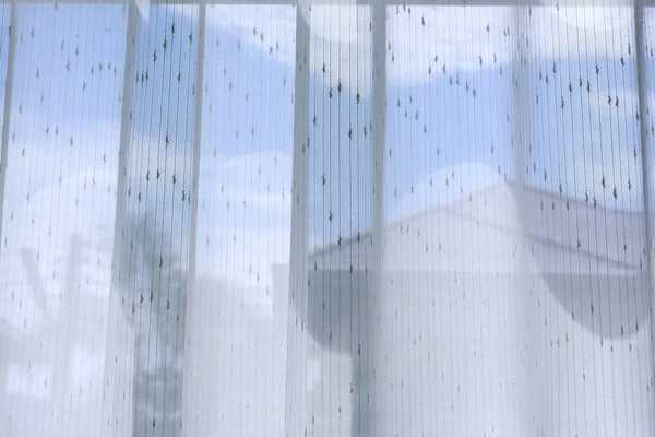 Cortina cortinas brancas penduradas na janela — Fotografia de Stock