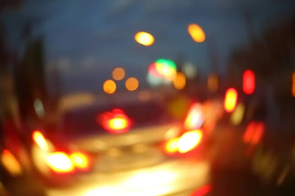 Ampel des fahrenden Autos auf der Nachtstraße der Stadt — Stockfoto