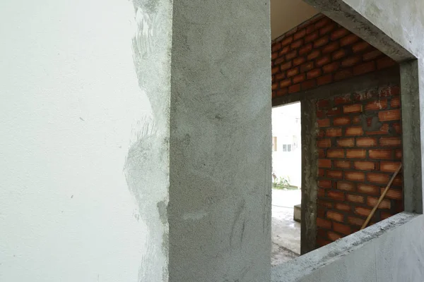 Cadre de fenêtre sur mur de ciment à l'intérieur du bâtiment du chantier — Photo