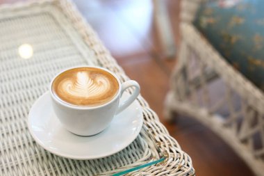 Kalp şekli latte sanat sıcak kahve içecek lezzetli kafede beyaz masada