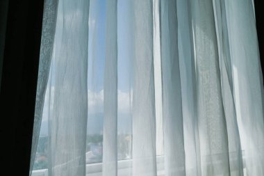 Pencerede beyaz perde