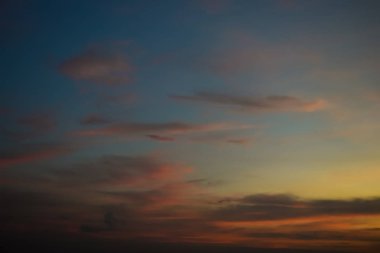 dramatik alacakaranlık günbatımı gökyüzünde güzel ışık