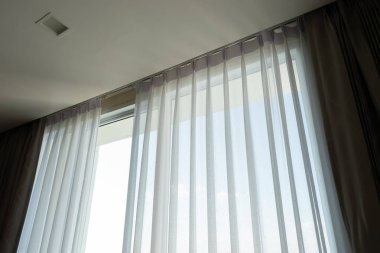 Penceredeki beyaz perde iç dekorasyonu