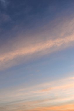 alacakaranlık gökyüzü üzerinde renkli bulut