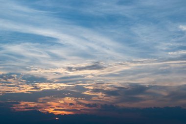 dramatik gün batımı gökyüzünde bulut aracılığıyla güneş ışığı
