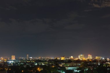 manzara şehir gece dramatik moody karanlık gökyüzü ile