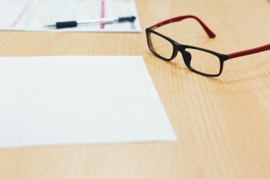 ofis masasında kağıt ve gözlük