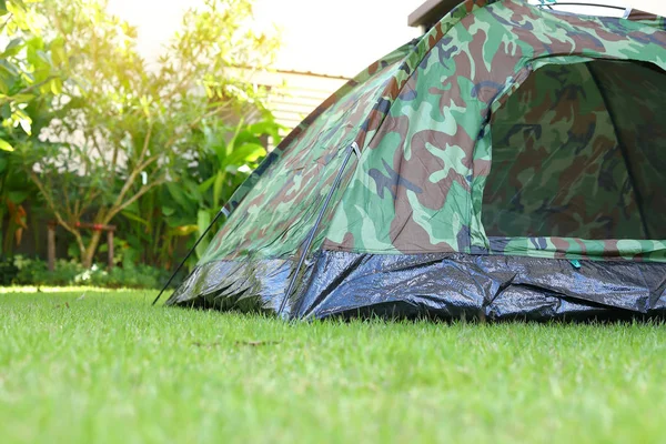 Yeşil çim çim kamp, gezi için ekipman üzerinde kamp çadırı — Stok fotoğraf