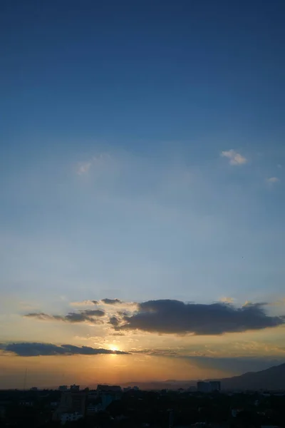 Belo céu pôr do sol dramático acima do horizonte da cidade — Fotografia de Stock